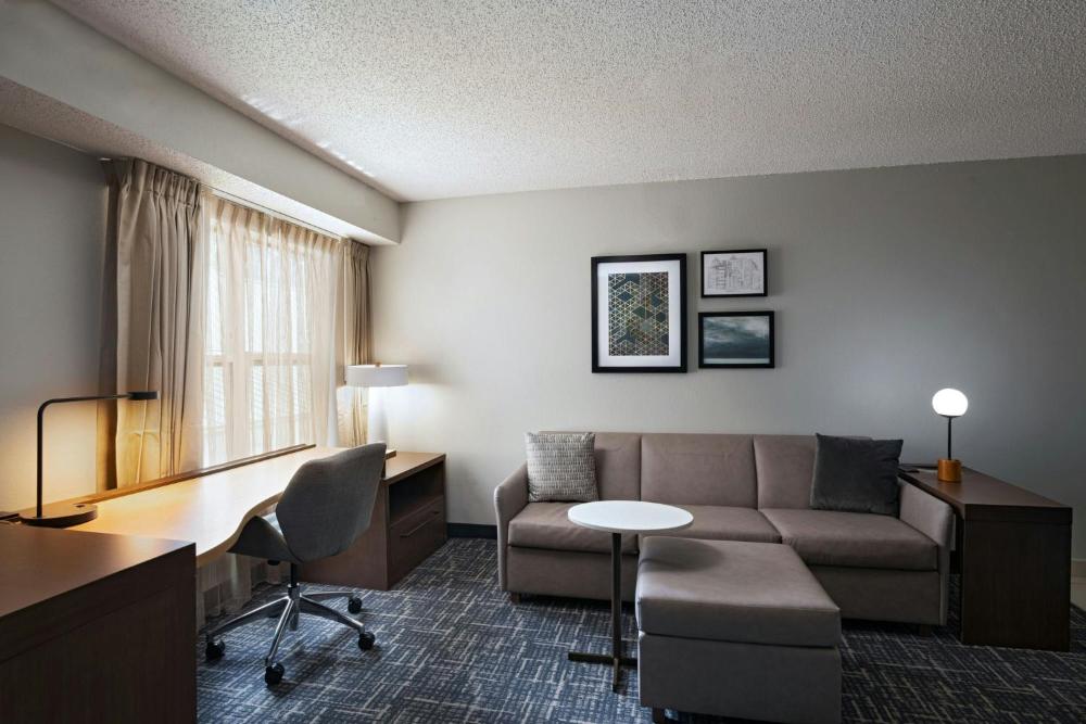 King Studio with Sofa Bed and Adapted Tub - Mobility and Hearing Accessible interior