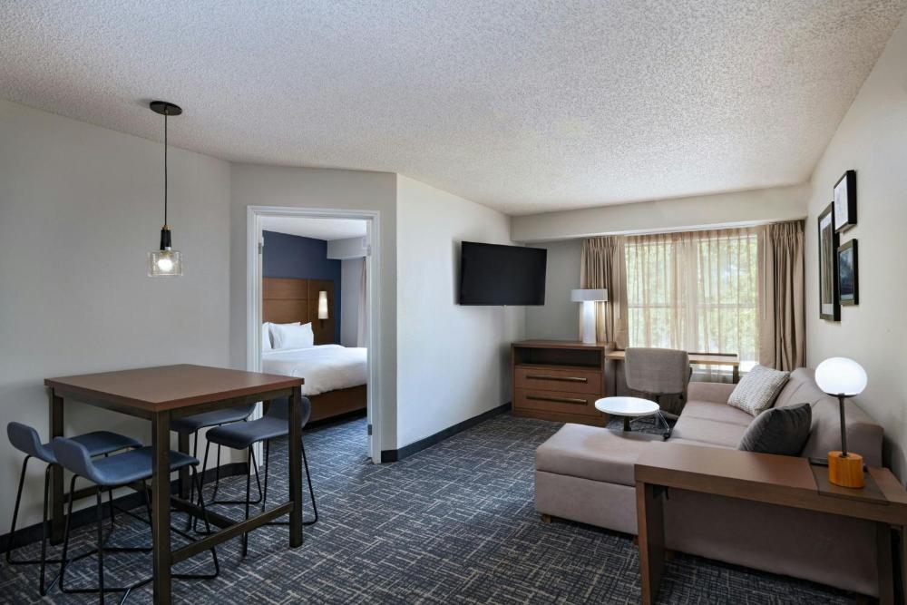 Two-Bedroom Suite with Adapted Tub - Mobility and Hearing Accessible interior